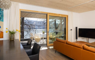 Interiorfotografie eines Wohnzimmers mit Balkon mit Rheinblick ins Mittelrheintal.