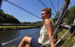 Eine Frau mit Fahrrad am Baggersee Diez.